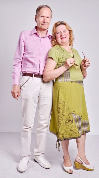 Postarší šťastnému páru stojící v celých délkách - Fotografie, Obrázek