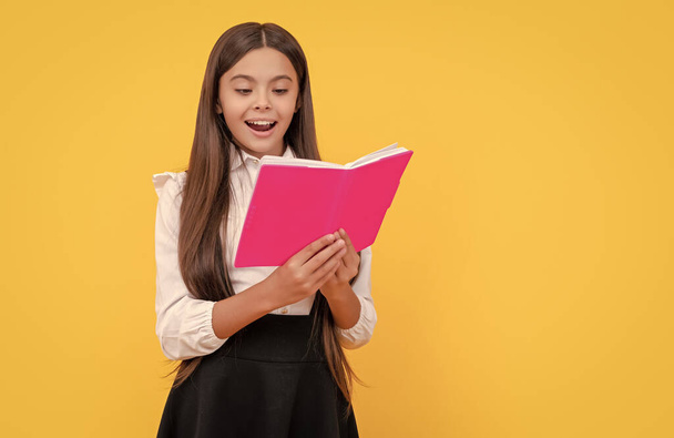 Glückliches Mädchen Kind lesen Schulbuch gelb Hintergrund, Lesen. - Foto, Bild