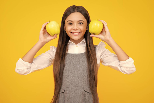 Дівчинка-підліток з яблуком, ізольований портрет
 - Фото, зображення