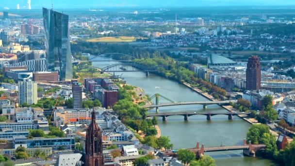 Vista panorámica de Frankfurt desde un rascacielos, Alemania. Múltiples edificios residenciales y de oficinas, rascacielos - Metraje, vídeo