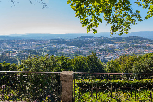 Veduta della città dalle scale del Santuario di Bom Jesus do Monte Braga, Portogallo. - Foto, immagini