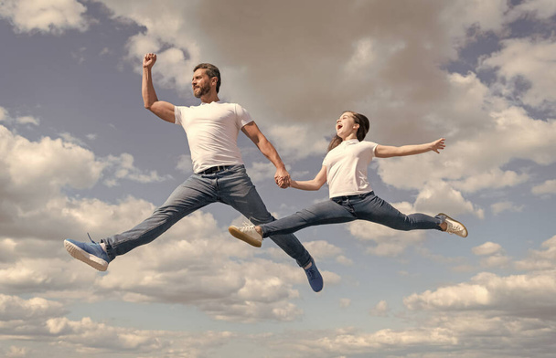 šťastná rodina otce a dcery skok na obloze. - Fotografie, Obrázek