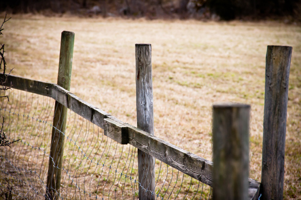 Деревянный забор на поле
 - Фото, изображение