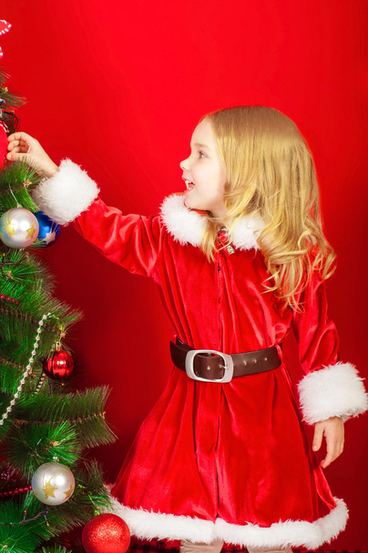 Little girl near the Christmas tree - Valokuva, kuva