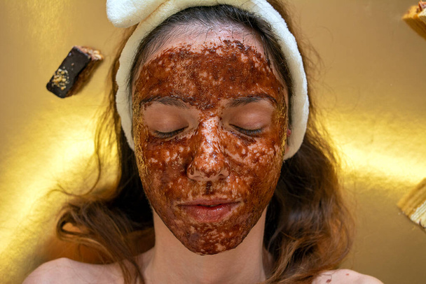 Máscara facial de café e mel usada para rugas profundas e efeitos anti-envelhecimento na pele enquanto também hidrata - Foto, Imagem