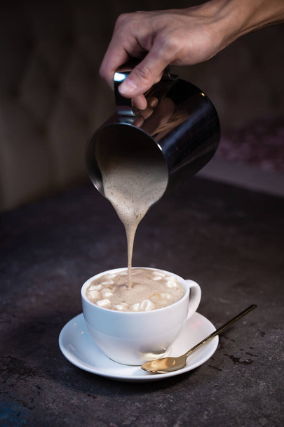 het proces van het maken van koffie met marshmallows. - Foto, afbeelding