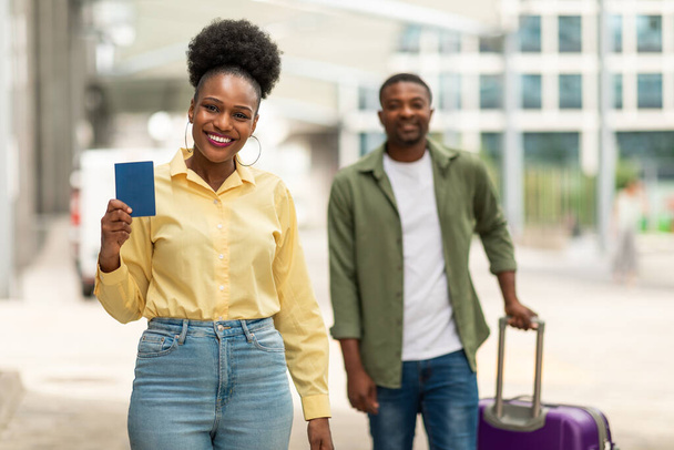 Seyahat teklifi. Neşeli Afrikalı Amerikalı Gezginler. Pasaportlarını gösteriyorlar. Kameraya gülümsüyorlar. Turizm Konsepti. Seçici Odaklanma - Fotoğraf, Görsel