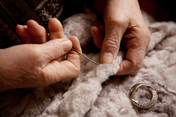 Τα χέρια της μια ηλικιωμένη γυναίκα για ράψιμο - Φωτογραφία, εικόνα