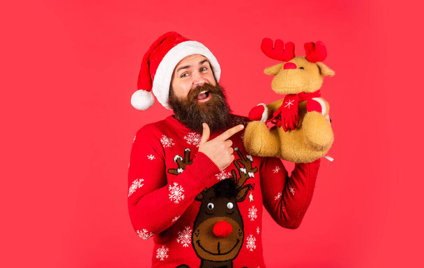 happy bearded man in sweater. its christmas time. surprise for xmas holiday. gifts and presents preparation. new year party. mature and brutal hipster in santa claus hat. - Foto, Imagen