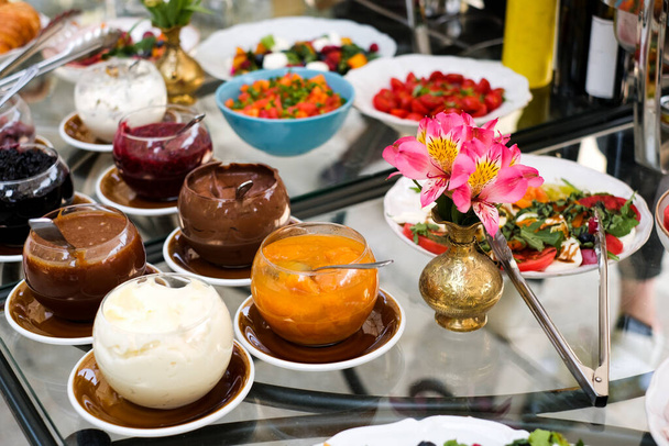 mousse de chocolate, molho de damasco, confit de baga na mesa do buffet - Foto, Imagem