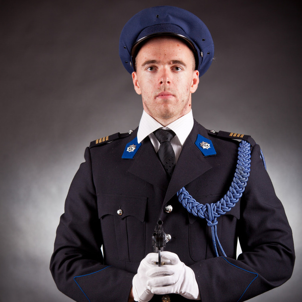elegancki żołnierz ubrany w mundur - Zdjęcie, obraz