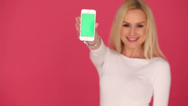 Femme attrayante affichant un téléphone portable vierge
 - Séquence, vidéo