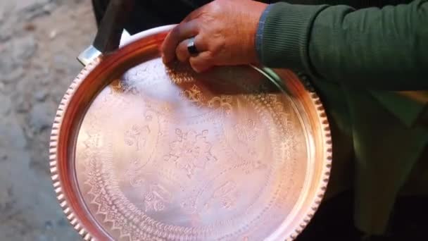 Vista de cerca de los trabajos tradicionales de hojalatería con cobre - Imágenes, Vídeo