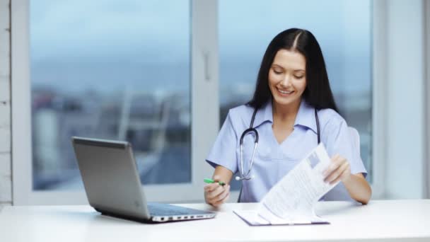 médico o enfermera con receta de escritura de PC portátil
 - Imágenes, Vídeo