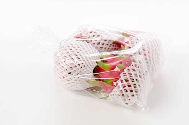 fruta dragão em um saco de plástico no fundo branco - Foto, Imagem