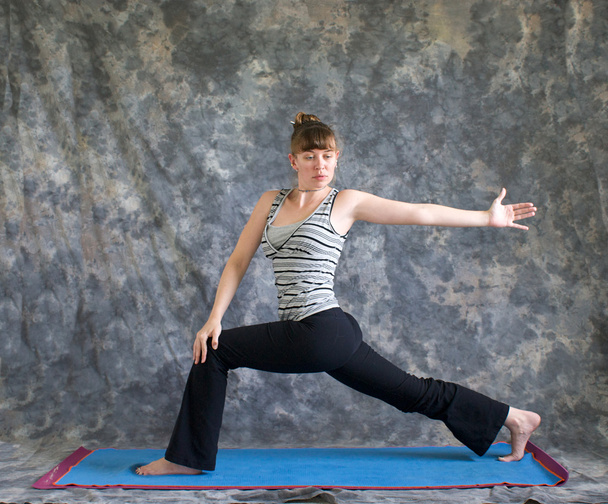 Mujer haciendo postura de yoga girada alta embestida
 - Foto, imagen