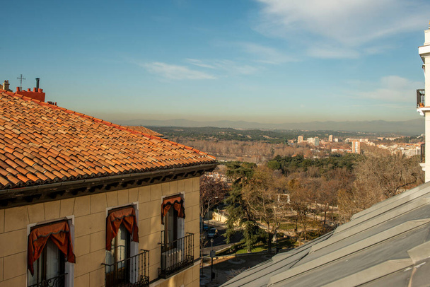 Agyag tető egy vintage épület és kilátás nyílik a Sierra de Madrid - Fotó, kép