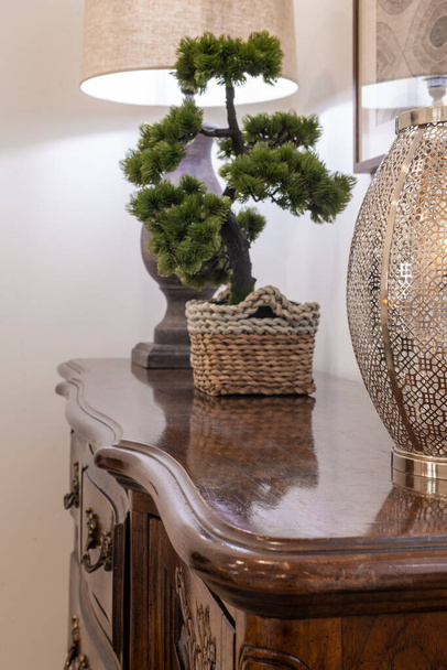Dekoratif lambalı ahşap bir aletin detayları. Plastik bir bonsai. - Fotoğraf, Görsel