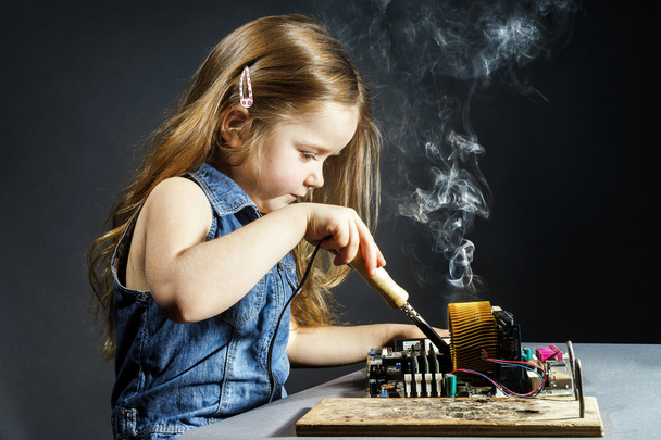 Cute little girl repair electronics by cooper-bit - Foto, afbeelding