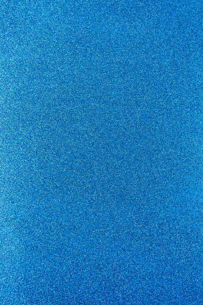 キラキラの背景。キラキラした背景。光沢のある質感の表面。縦の画像。強い青。柔らかい光 - 写真・画像