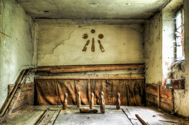 Pinos de madeira vintage em uma pista de boliche abandonada
 - Foto, Imagem