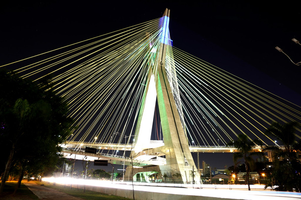 Puente suspendido sobre cables iluminados con luces led
 - Foto, imagen