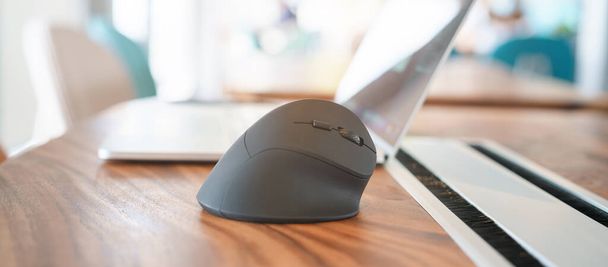 ergonomische muis op het bureau op de werkplek, preventie polspijn omdat het werken lange tijd. De Quervain 's tenosynovitis, Intersectie Symptoom, Carpaal Tunnel Syndroom of Office syndroom concept - Foto, afbeelding