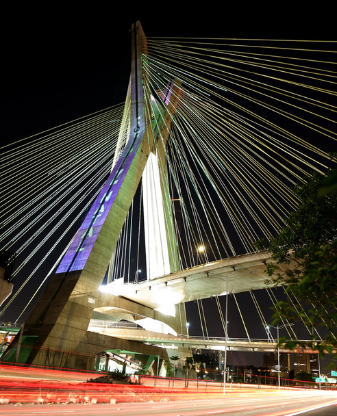 Γέφυρα αναρτημένο σε καλώδια που ανάβει με Led φώτα - Φωτογραφία, εικόνα
