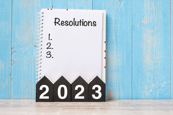 2023 Hyvää uutta vuotta PÄÄTÖSLAUSELMA sana ja puinen numero. uuden alun, tavoitteen, suunnitelman, toiminnan ja tehtäväkonseptin aika - Valokuva, kuva