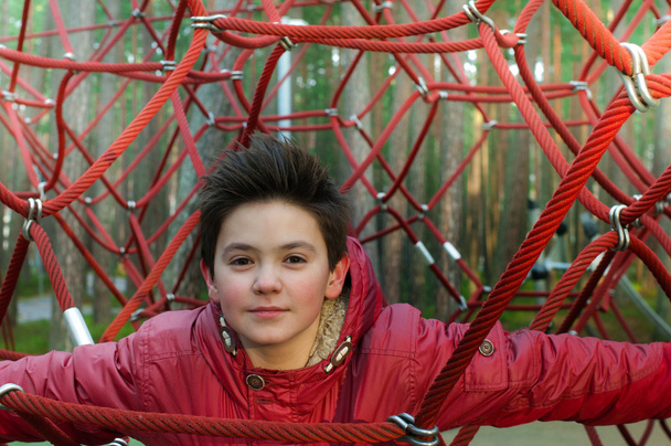 αγόρι στην παιδική χαρά στο πάρκο - Φωτογραφία, εικόνα