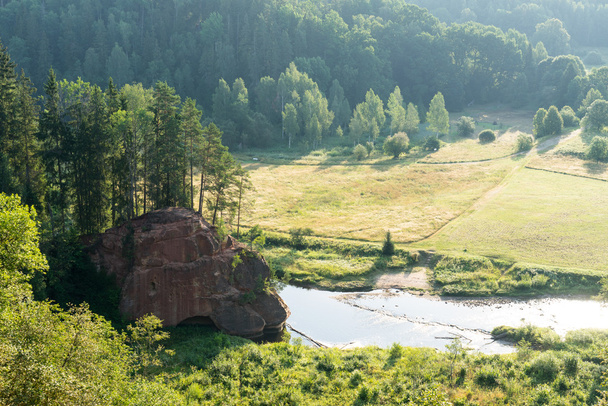 falésias de arenito no Parque Nacional de Gaujas, Letónia
 - Foto, Imagem