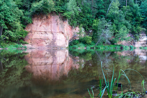γκρεμοί από αμμόλιθο στα το εθνικό πάρκο Gaujas, Λετονία - Φωτογραφία, εικόνα