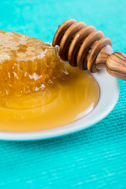 Miel fresca con peine en plato
 - Foto, Imagen