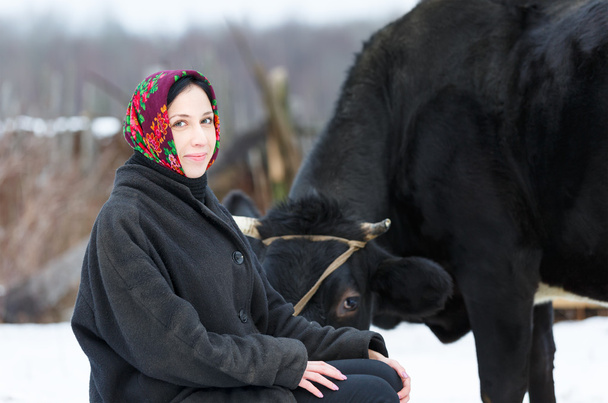 Frau mit Kopftuch nahe der Kuh - Foto, Bild