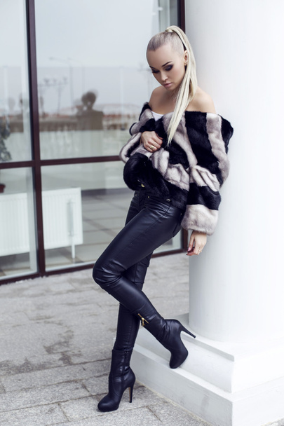 sexy beautiful woman with long straight hair wearing luxurious fur coat   - Foto, afbeelding