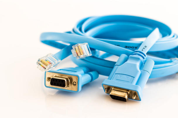 Câble réseau pour configurer les routeurs
 - Photo, image