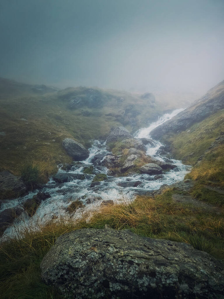 A hegyi patak gyorsan áramlik keresztül egy sziklás völgyön a Fagaras-hegységben. Magas vízterhelésű folyó az esős évszakban - Fotó, kép