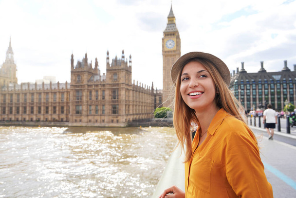 Smiling female tourist visiting London sights, United Kingdom - Foto, imagen