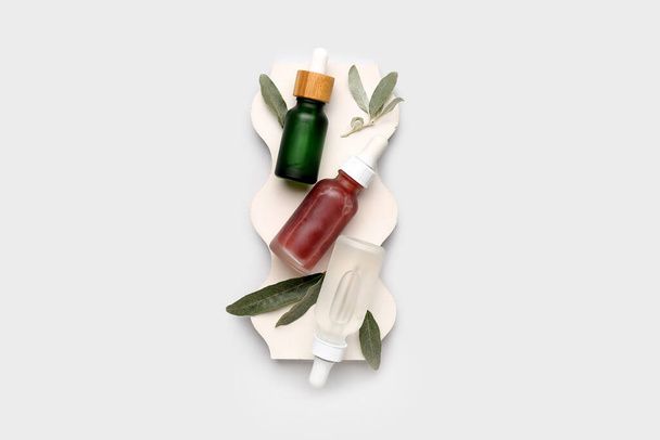 Skład z butelkami oliwy z oliwek i liści roślin na białym tle - Zdjęcie, obraz