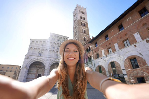 Mooi reiziger meisje maakt selfie foto in Lucca, Toscane, Italië - Foto, afbeelding