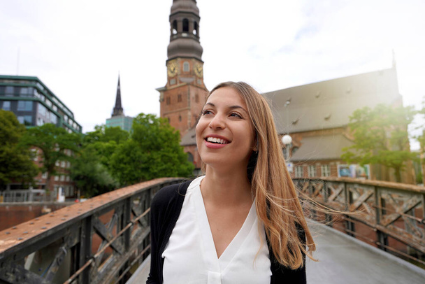 Almanya 'nın Hamburg kentini ziyaret eden gülümseyen genç kadının yakın çekimi - Fotoğraf, Görsel