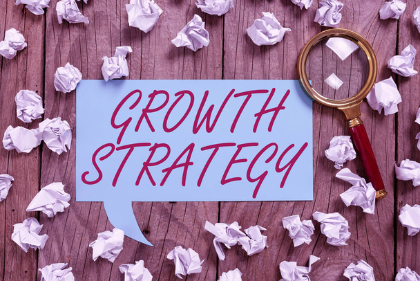 Conceptual caption Growth StrategyEstrategia destinada a ganar una mayor cuota de mercado a corto plazo, Concept meaning Estrategia destinada a ganar una mayor cuota de mercado a corto plazo - Foto, imagen