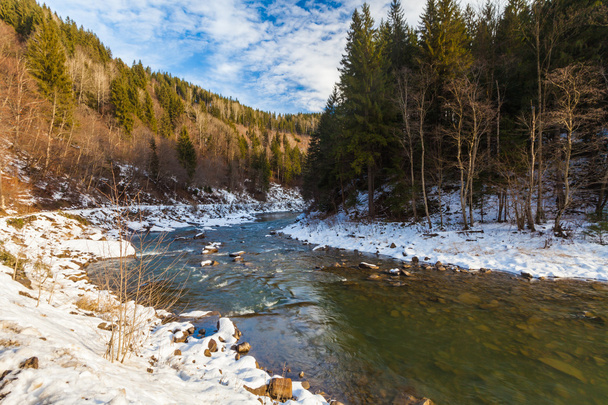 pequeno rio no inverno
 - Foto, Imagem
