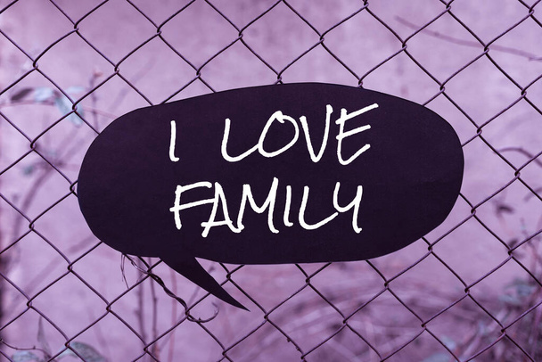 Текст "Я люблю сім" ю ". Бізнес показує добрі почуття до родичів, які піклуються улюбленими - Фото, зображення