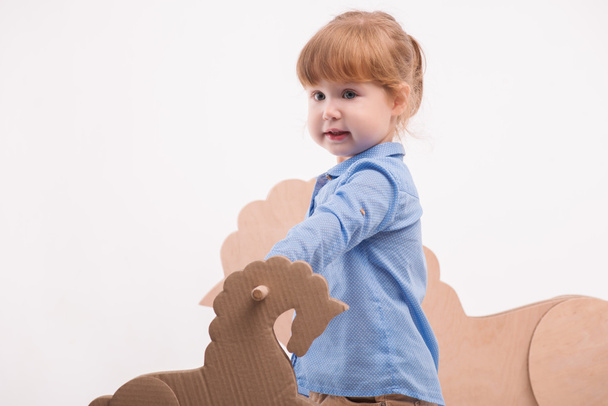 Child with the toy horse - Foto, afbeelding