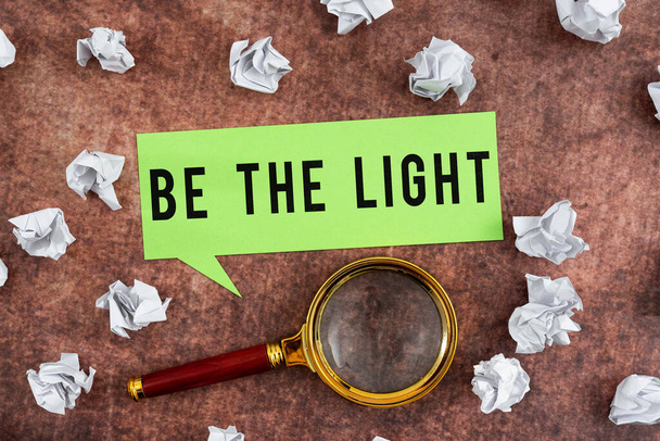 Inspiracja ukazująca znak Be The Light, Word for Oświeć innych pokazując swoją postawą być optymistą - Zdjęcie, obraz