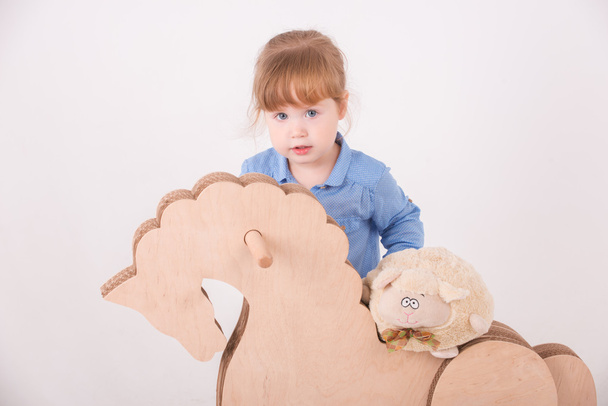 Kind met het speelgoed paard - Foto, afbeelding