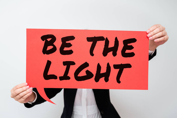 Pisanie wyświetlania tekstu Be The Light, Business approach Oświeć innych pokazując swoją postawą być optymistą - Zdjęcie, obraz