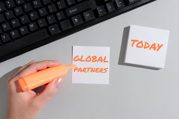 Χειρόγραφο κείμενο Global PartnersΔύο ή περισσότερες εταιρείες από διαφορετικές χώρες εργάζονται ως ομάδα, Word for Two or more firms from different countries work as a team - Φωτογραφία, εικόνα