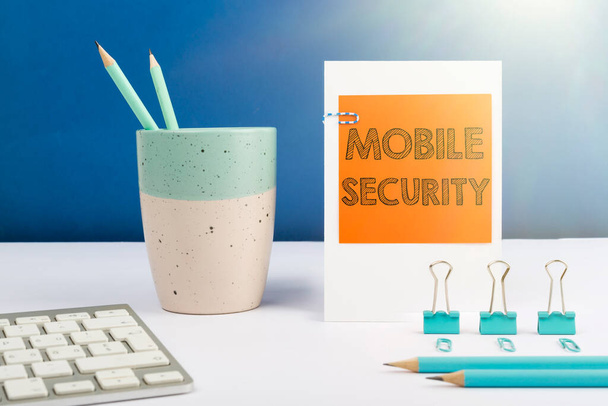 Mobil biztonságA mobiltelefon fenyegetésekkel és sebezhetőségekkel szembeni védelme, Word for Protection of mobile phone from threats and vulnerabilities - Fotó, kép